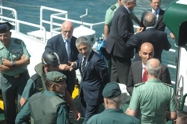 El ministro del Interior en funciones, Fernando Grande-Marlaska, durante su vista al dispositivo de seguridad de la Guardia Civil en Hondarribia.