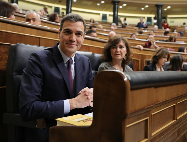 El presidente Pedro Sánchez y la vicepresidenta Carmen Calvo, sentados en sus respectivos escaños durante un pleno en el Congreso de los Diputados