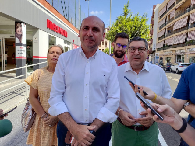 Conejo (PSOE-A) en una visita a Vélez-Málaga