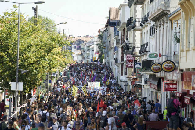 Manifestación de Hendaia a Irun contra el G7 en Biarritz