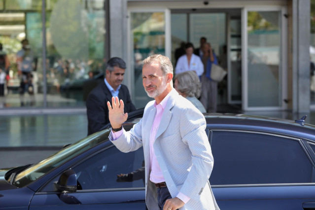 El Rey Felipe VI llega al Hospital Universitario Quirón Salud Madrid ubicado en Pozuelo de Alarcón con motivo de la operación de su padre, el Rey Juan Carlos.