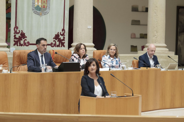 La candidata socialista a la presidencia de La Rioja, Concha Andreu, en el Parlamento de La Rioja, durante la primera sesión del pleno de investidura para la elección de la presidenta del Gobierno regional. Preside la sesión Jesús M.ª García García (detrá