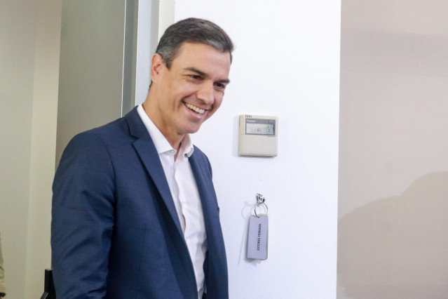 El secretario general del Partido Socialista y presidente del Gobierno en funciones, Pedro Sánchez, llega a una reunión con representantes de diversos sectores culturales en la Sede de la Sociedad de Artistas, Intérpretes o Ejecutantes de España (IAE).