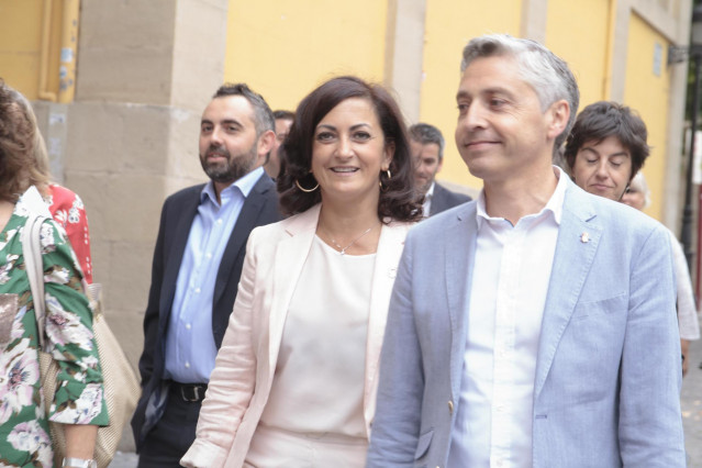 La candidata socialista a la presidencia de la comunidad, Concha Andreu (2d) y el diputado del PSOE, Francisco Javier Ocón Pascual (1d), a su llegada a la primera sesión del debate de investidura de Andreu como presidenta de La Rioja.