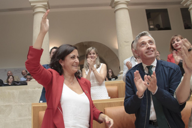 Concha Andreu emocionada una vez elegida presidenta del Gobierno de La Rioja