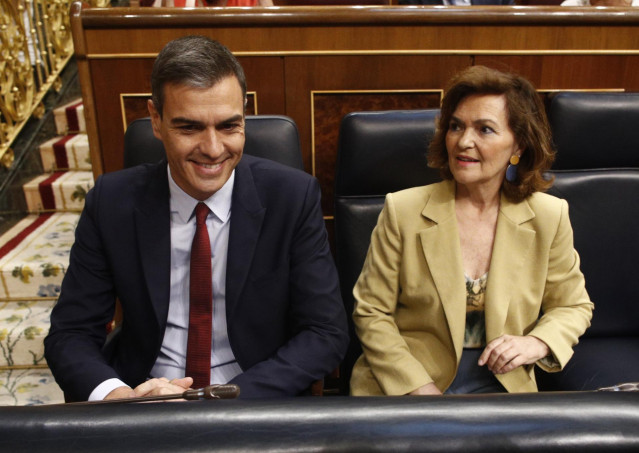 El presidente y la vicepresidenta del Gobierno en funciones, Pedro Sánchez y Carmen Calvo, sentados en sus escaños en el Congreso