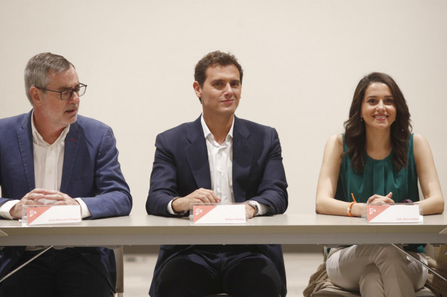 El secretario general de Ciudadanos, José Manuel Villegas; el presidente de Ciudadanos, Albert Rivera y la portavoz de Cs en el Congreso de los Diputados, Inés Arrimadas.