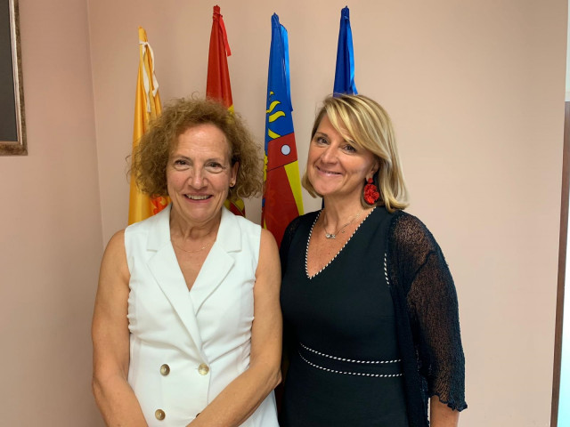 La eurodiputada balear del PP, Rosa Estaràs, con la alcaldesa de Enguera, Matilde Marin, tras la conferencia dada este jueves en esta localidad valenciana.
