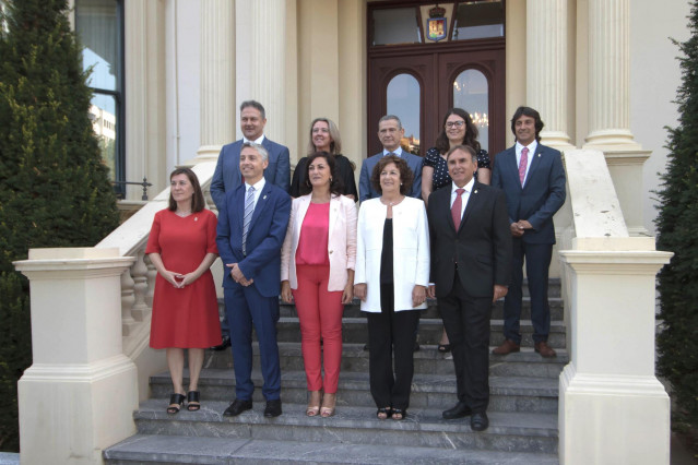 La presidenta del Gobierno de la Rioja, Concha Andreu (primera fila 3i), posa junto a los nueve consejeros del nuevo Ejecutivo del Gobierno de La Rioja, tras el acto de toma de posesión de los consejeros.
