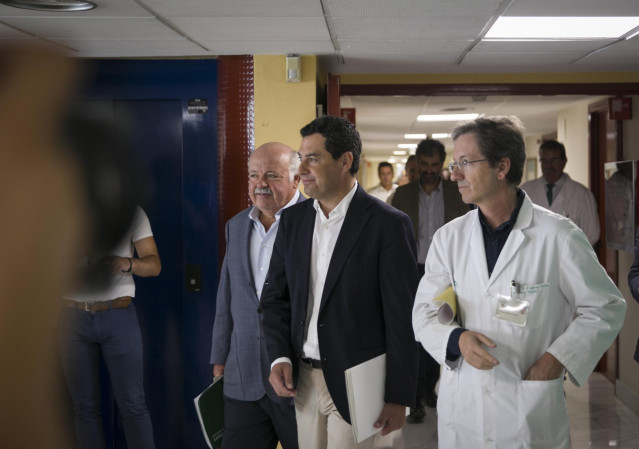 El presidente de la Junta de Andalucía, Juanma Moreno (c), el consejero de Salud y Familias, Jesús Aguirre (i) y el portavoz del Gabinete técnico de Listeriosis, J. M. Cisneros (d) en rueda de prensa tras la reunión con profesionales y técnicos que partic