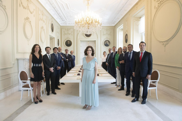 Imagen de la presidenta de la Comunidad de Madrid, Isabel Díaz Ayuso, junto al resto de consejeros del Ejecutivo regional.