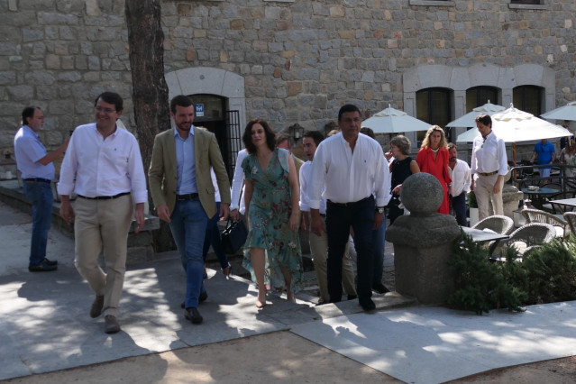 El presidente de la Junta de Castilla y León, Alfonso Fernández Mañueco; el presidente nacional del PP, Pablo Casado; la presidenta de la Comunidad de Madrid, Isabel Díaz Ayuso, y el presidente de la Diputación de Ávila Carlos García González en Ávila.