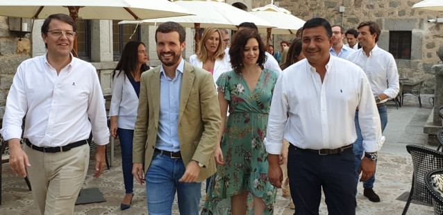 El presidente de la Junta de Castilla y León, Alfonso Fernández Mañueco; el presidente nacional del PP, Pablo Casado; la presidenta de la Comunidad de Madrid, Isabel Díaz Ayuso y el presidente de la Diputación de Ávila, Carlos García González.