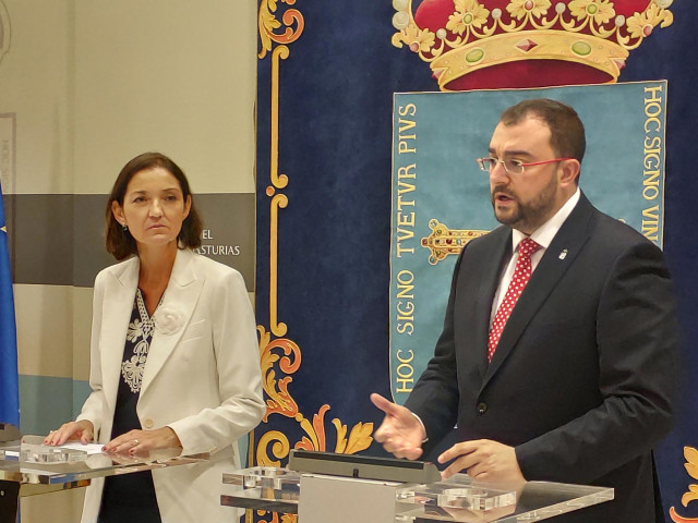 La ministra de Industria, Reyes Maroto, y el presidente del Principado de Asturias, Adrián Barbón, en rueda de prensa.