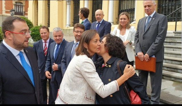 Reyes Maroto saluda a Berta Piñán