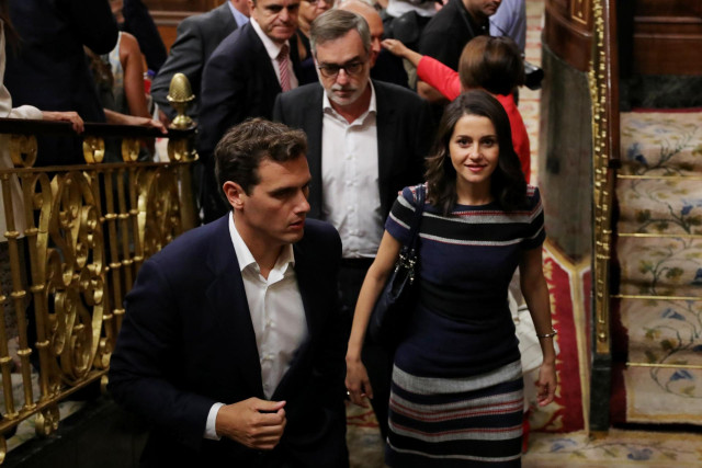 (i-d) El presidente de Ciudadanos, Albert Rivera, el secretario general de Ciudadanos José Manuel Villegas y la portavoz de Ciudadanos en el Congreso, Inés Arrimadas, abandonan el Pleno extraordinario en el Congreso que ha tratado la gestión del 'Open Arm