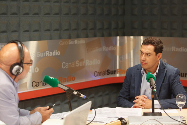 Juanma Moreno, este lunes, durante la entrevista
