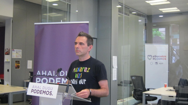 El secretario de Comunicación de Podemos Euskadi, Andeka Larrea, en rueda de prensa