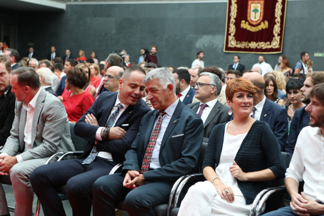 (I-D) El presidente del UPN y portavoz de Navarra Suma en el Parlamento navarro, Javier Esparza; el parlamentario foral del PSN, Ramón Alzórriz; el parlamentario de Geroa Bai, Koldo Martínez;  la portavoz de EH Bildu Nafarroa en el Parlamento navarro, Bak