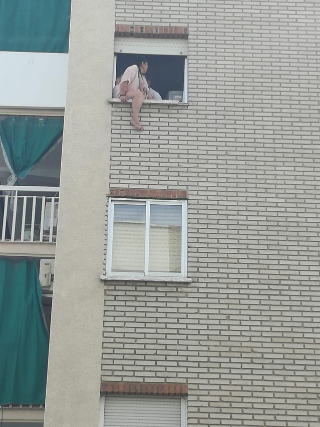 Imagen de la mujer que amenazaba con tirarse por la ventana durante un desahucio suspendido en Parla.