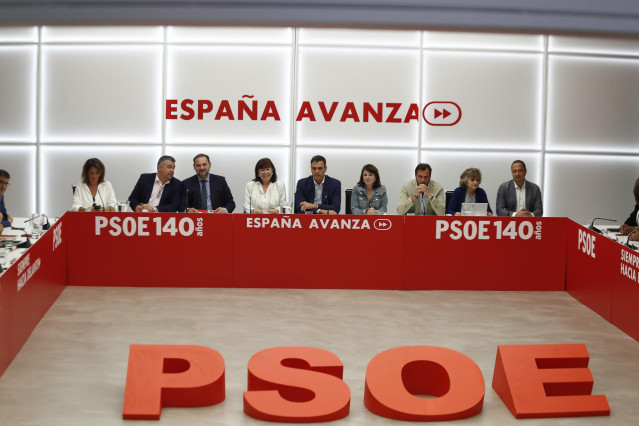 El secretario general del PSOE y presidente del Gobierno en funciones, Pedro Sánchez, (5i) junto a la presidenta del PSOE, Cristina Narbona (4i), la portavoz del PSOE en el Congreso de los Diputados y vicepresidenta del PSOE Andriana Lastra (6i), durante