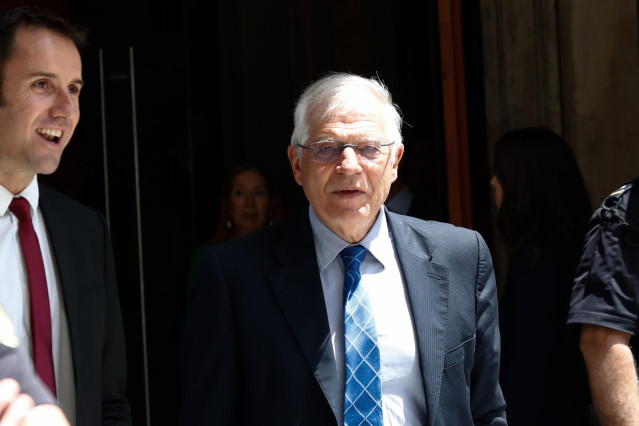 El ministro de Asuntos Exteriores y UE en funciones, Josep Borrell, a la salida de la sesión de la primera investidura fallida del candidato socialista a la Presidencia del Gobierno.