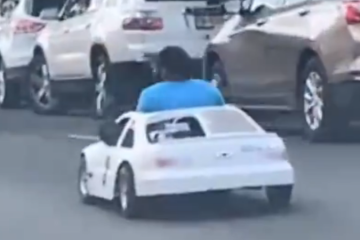 Un señor se pasea en un coche de juguete en Filadelfia