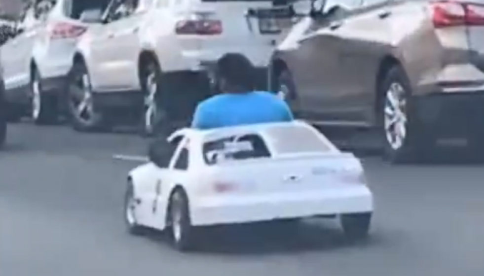 Un señor se pasea en un coche de juguete en Filadelfia