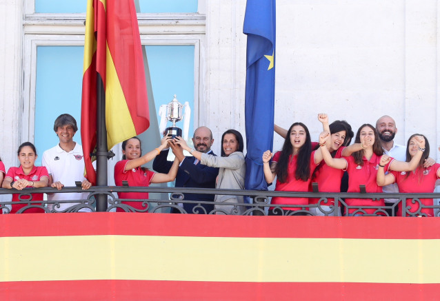 [Grupodeportes] Pie De Foto, Audio (Pedro Rollán) Y Fotos: Rollán Rinde Homenaje Al Cd Tacón Tras Su Ascenso A La Liga Iberdrola De Fútbol Femenino