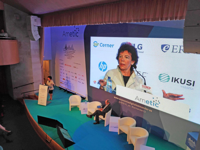 La portavoz del Gobierno y ministra de Educación y Formación Profesional en funciones, Isabel Celaá, interviene en el  33º Encuentro de la Economía Digital y las Telecomunicaciones, organizado por la Universidad Internacional Menéndez Pelayo (UIMP).