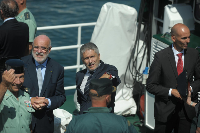 El ministro del Interior en funciones, Fernando Grande-Marlaska (2d), durante su vista al dispositivo de seguridad de la Guardia Civil en Hondarribia.