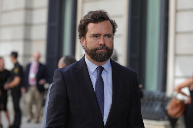 El portavoz de Vox en el Congreso de los Diputados, Iván Espinosa de los Monteros, llega al Congreso a la segunda votación para la investidura del candidato socialista a la Presidencia del Gobierno.