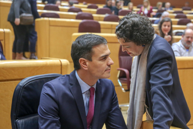 El presidente de Gobierno, Pedro Sánchez, y la ministra de Trabajo, Migraciones y Seguridad Social, Magdalena Valerio, hablan durante el último pleno de control al Gobierno en el Senado de la primera legislatura de Sánchez.