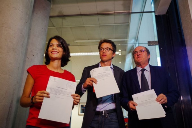 La portavoz de Unidas Podemos, Isa Serra, su homólogo de Más Madrid, Iñigo Errejón, y el portavoz de PSOE, Ángel Gabilondo, registran la petición para crear la comisión de investigación sobre Avalmadrid en la Asamblea.