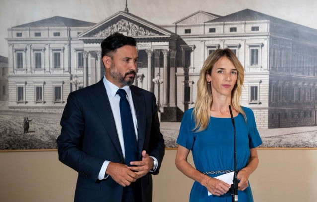 El diputado Guillermo Mariscal y la portavoz del PP, Cayetana Álvarez de Toledo, haciendo declaraciones  a la prensa