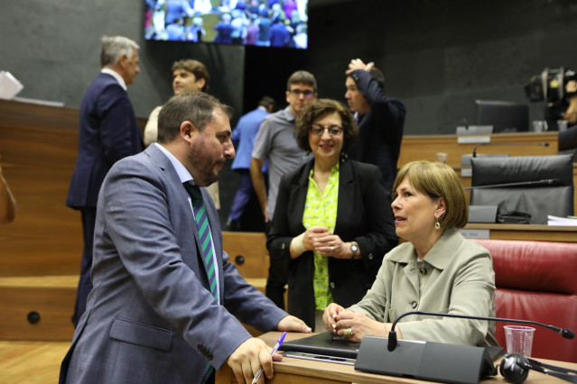 La expresidenta de Navarra, Uxue Barkos, habla con Unai Hualde (Geroa Bai),  presidente del Parlamento de Navarra