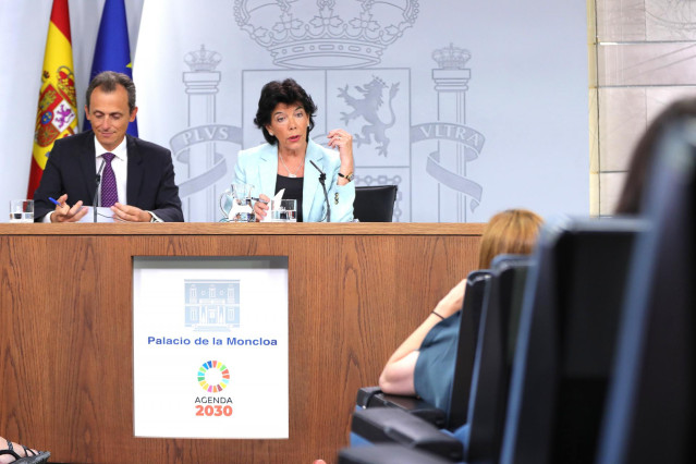 La portavoz del Gobierno y ministra de Educación en funciones, Isabel Celaá y el ministro de Ciencia y Universidades en funciones, Pedro Duque, durante la rueda de prensa posterior al Consejo de Ministros en La Moncloa.