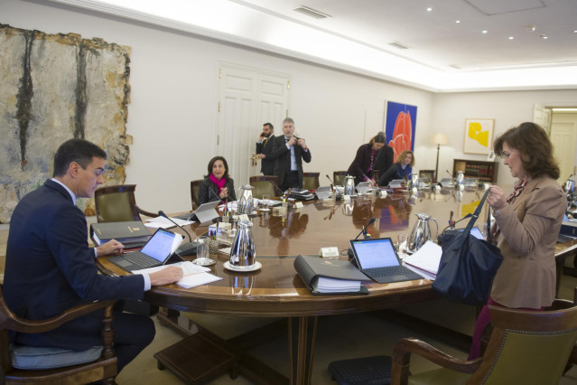 Celebración de una reunión extraordinaria del Consejo de Ministros. En primer término de la imagen, el presidente del Gobierno, Pedro Sánchez y la vicepresidenta, Carmen Calvo. PEDRO SÁNCHEZ PÉREZ-CASTEJÓN;CARMEN CALVO ;