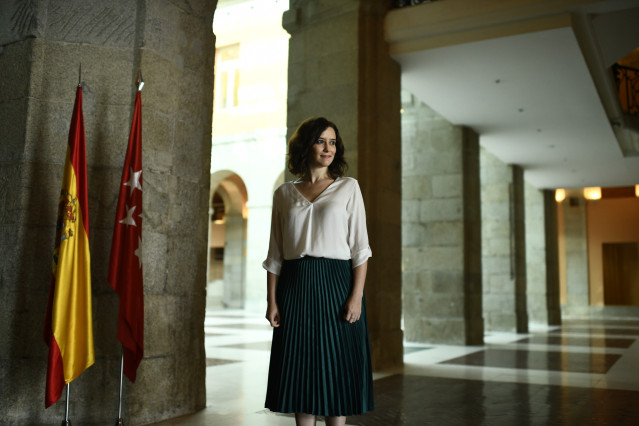 La presidenta de la Comunidad de Madrid, Isabel Díaz Ayuso, espera a las puertas de la Real Casa de Correos de Madrid, al alcalde de Madrid, José Luis Martínez-Almeida, con motivo de su reunión para fomentar la colaboración entre ambas administraciones.