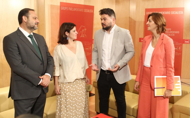 (I-D) El ministro de Fomento en funciones, José Luis Ábalos; la portavoz del PSOE en el Congreso, Adriana Lastra; el portavoz de ERC en el Congreso, Gabriel Rufián; y la portavoz adjunta de la formación catalana, Carolina Telechea, durante su reunión en e