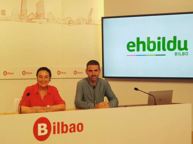 La portavoz de EH Bildu en el Ayuntamiento de Bilbao, Jone Goirizelaia, y el concejal Asier González presentan en rueda de prensa las acciones ante la llegada de la VueltaPA