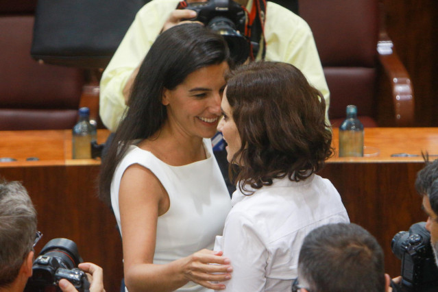 Imagen de archivo. La portavoz de Vox en la Asamblea de Madrid, Rocío Monasterio, abraza y celebra con la candidata del PP, Isabel Díaz Ayuso, la proclamación como presidenta de la Comunidad de Madrid en la Asamblea de Díaz Ayuso.