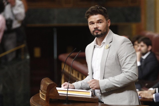 El portavoz de ERC en el Congreso de los Diputados, Gabrel Rufián, durante su discurso previo a la segunda votación para la investidura del candidato socialista a la Presidencia del Gobierno.