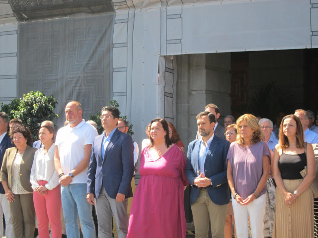 El presidente del Cabildo de Tenerife, Pedro Martín, y los consejeros insulares, asisten al minuto de siencio en memoria de la mujer encontrada muerta este sábado en La Laguna