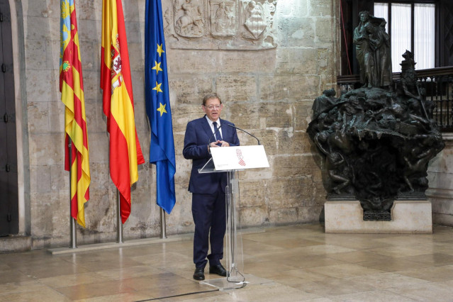 Puig atiende a los medios tras reunirse con el presidente de la Diputación de Castellón, José Martí