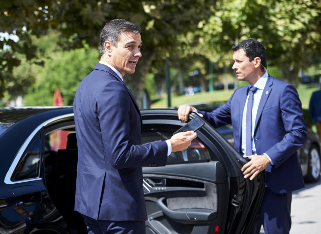 El presidente del Gobierno en funciones, Pedro Sánchez, a la salida del acto de clausura del 'Encuentro de la Economía Digital y las Telecomunicaciones' en la Universidad Internacional Menéndez Pelayo (UIMP) de Santander  .
