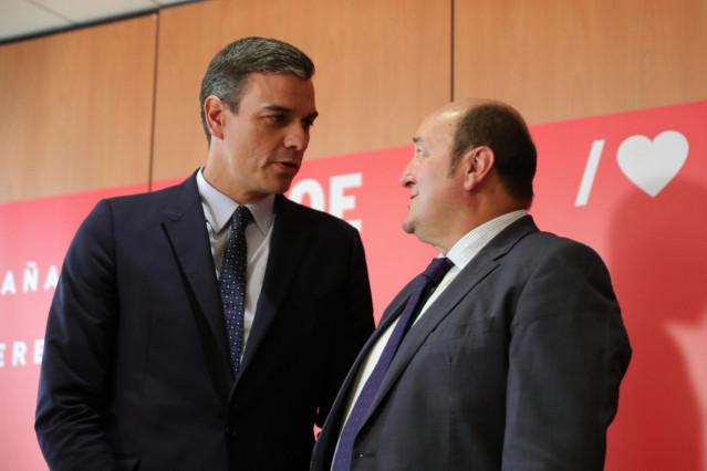 El presidente del Gobierno en funciones, Pedro Sánchez, mantiene una reunión con el presidente del PNV, Andoni Ortuzar y el portavoz del PNV en el Congreso en la sede del PSOE de Ferraz.