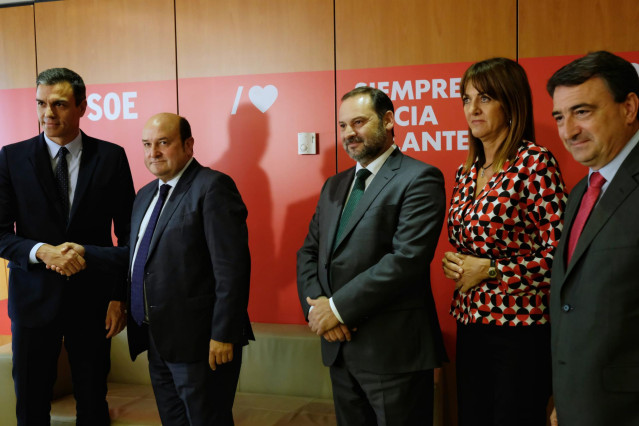 (I-D) El presidente del Gobierno en funciones, Pedro Sánchez, mantiene una reunión con el presidente del PNV, Andoni Ortuzar, el ministro de Fomento en funciones José Luis Ábalos, la presidenta del PSE Idoia Mendia y el portavoz del PNV en el Congreso, Ai