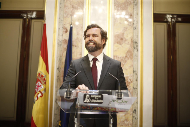 El portavoz de Vox en el Congreso de los Diputados, Iván Espinosa de los Monteros, haciendo declaraciones a los medios de comunicación en el Congreso