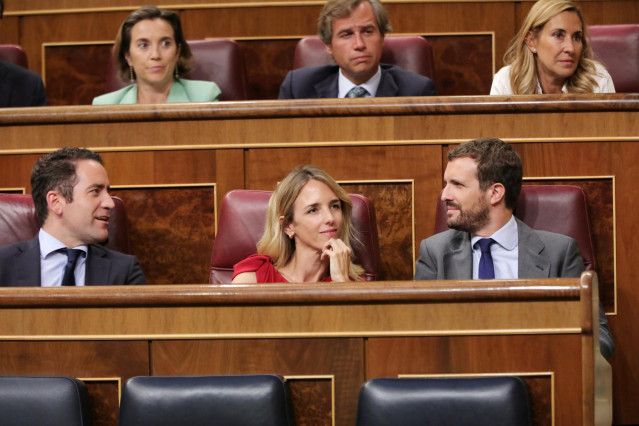 (i-d) El secretario general del PP Teodoro García Egea, la portavoz del PP en el Congreso Cayetana Álvarez de Toledo y el presidente del PP Pablo Casado durante el Pleno extraordinario en el Congreso para tratar la gestión del 'Open Arms'.